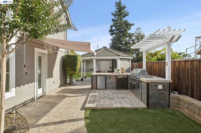 257 Summertree Dr, Livermore, CA 94551