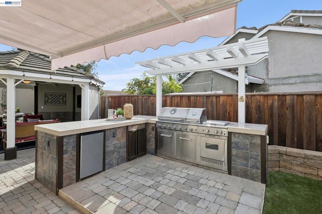 257 Summertree Dr, Livermore, CA 94551