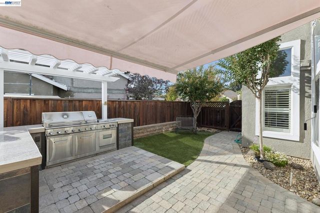 257 Summertree Dr, Livermore, CA 94551