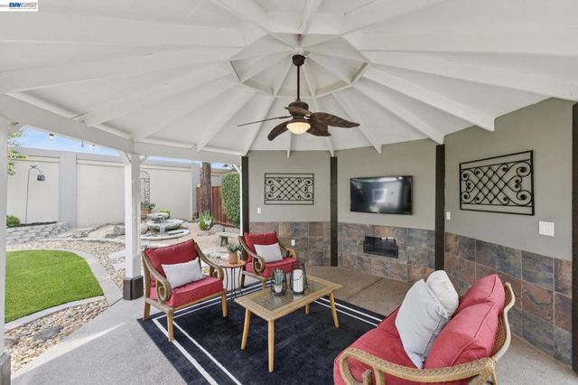 257 Summertree Dr, Livermore, CA 94551
