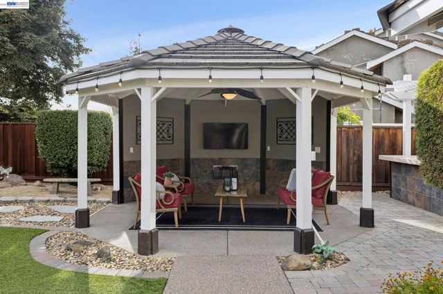 257 Summertree Dr, Livermore, CA 94551