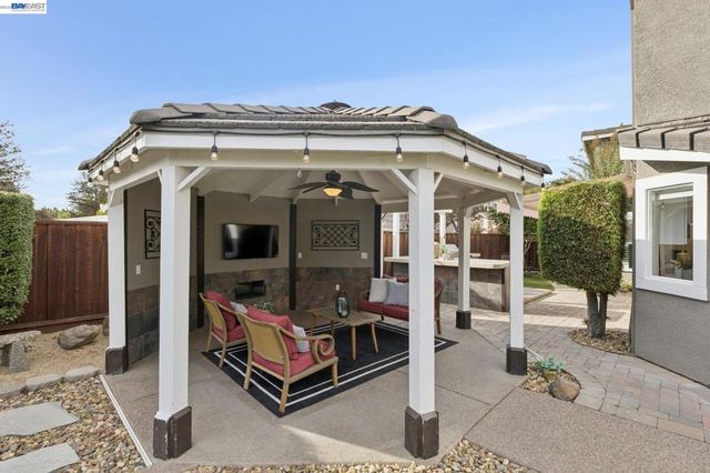 257 Summertree Dr, Livermore, CA 94551
