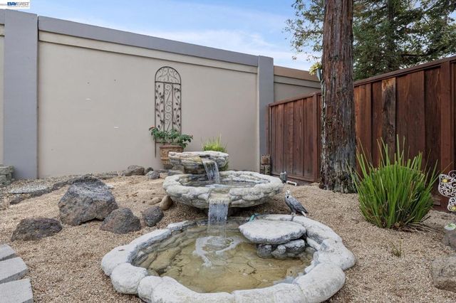 257 Summertree Dr, Livermore, CA 94551