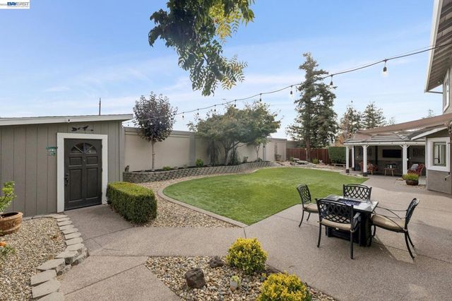 257 Summertree Dr, Livermore, CA 94551