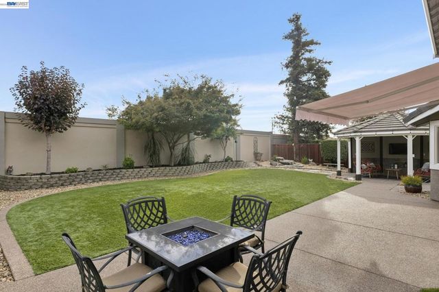 257 Summertree Dr, Livermore, CA 94551