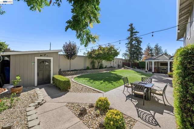 257 Summertree Dr, Livermore, CA 94551