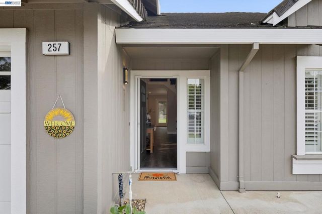 257 Summertree Dr, Livermore, CA 94551