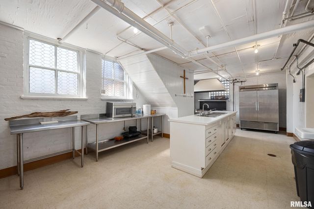 1601 NE MADISON Avenue, Peoria, IL 61603