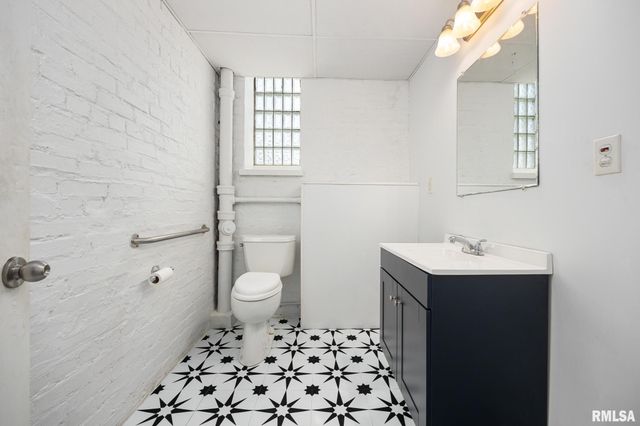 1601 NE MADISON Avenue, Peoria, IL 61603