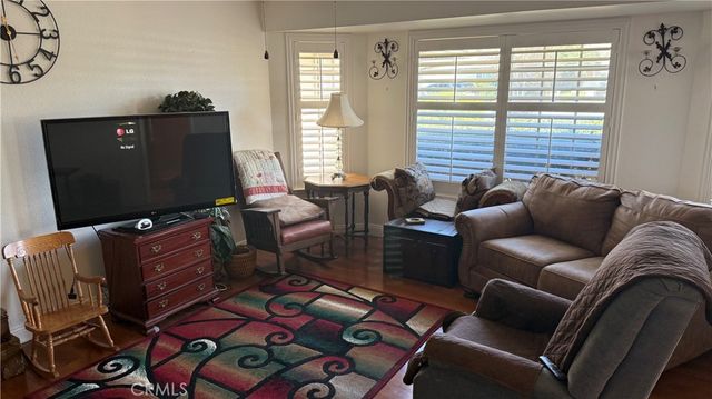 573 N Girard, Hemet, CA 92544