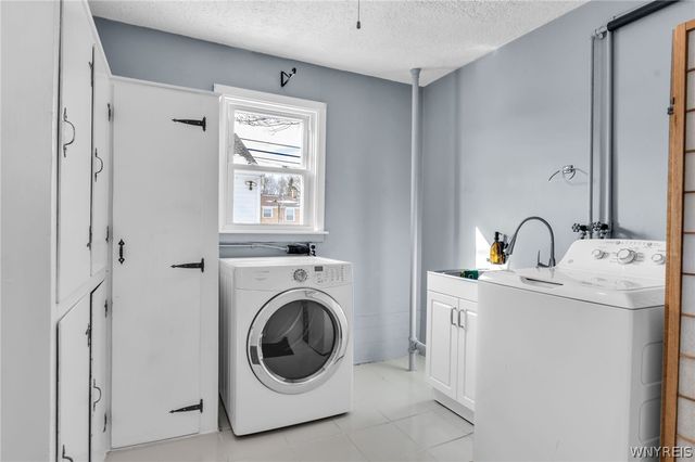 16 Woodcrest Drive, Amherst, NY 14226