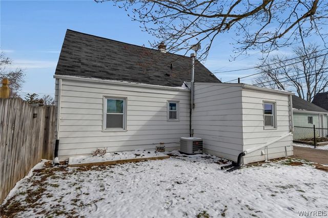 16 Woodcrest Drive, Amherst, NY 14226