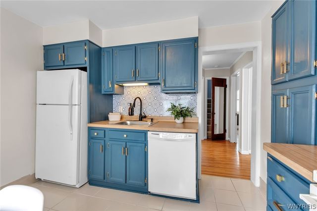 16 Woodcrest Drive, Amherst, NY 14226