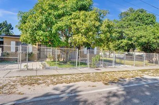 10430 NW 5th Ave, Miami, FL 33150