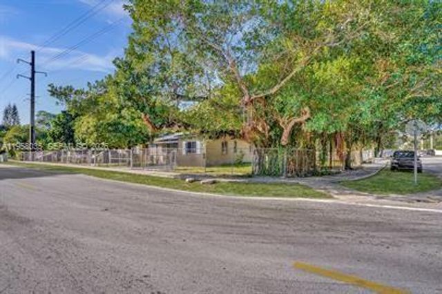 10430 NW 5th Ave, Miami, FL 33150