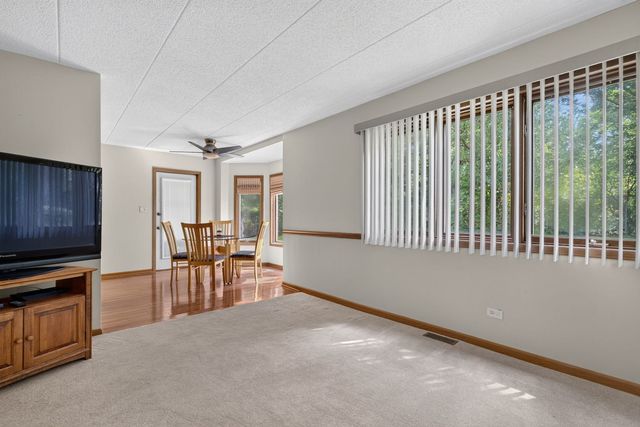 2752 Harbor Drive, Joliet, IL 60431