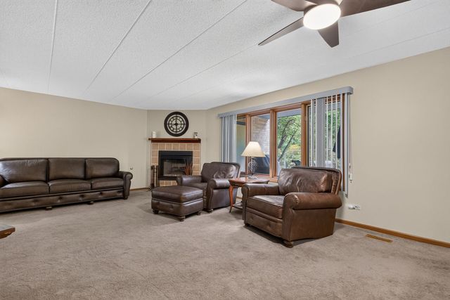 2752 Harbor Drive, Joliet, IL 60431
