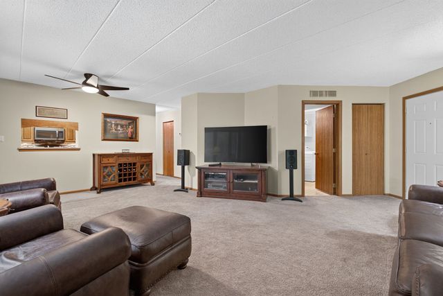 2752 Harbor Drive, Joliet, IL 60431