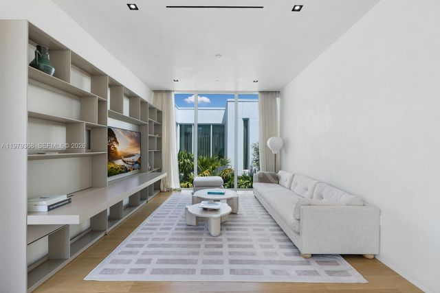 1051 W 48th St 4, Miami Beach, FL 33140