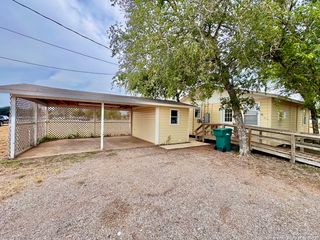 201 Zanderson Ave, Jourdanton, TX 78026