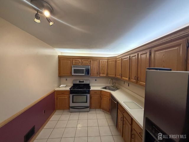 125 Albury Way, North Brunswick, NJ 08902