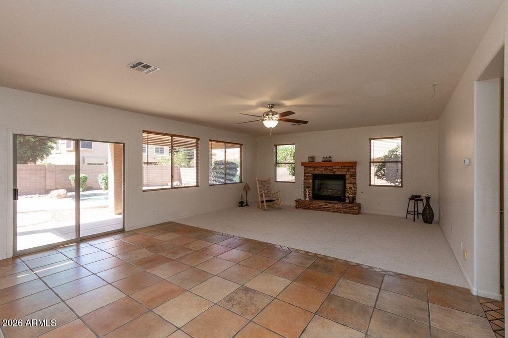 Image 12 of property listing at 149 E CANYON CREEK Drive, Gilbert, AZ 85296