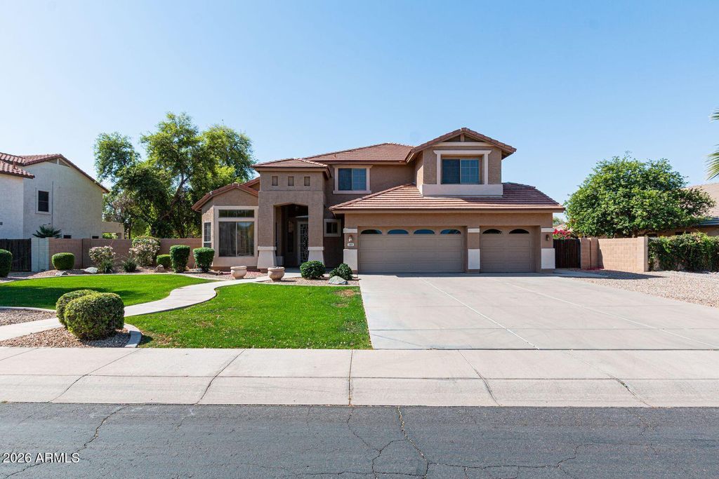 Image 2 of property listing at 149 E CANYON CREEK Drive, Gilbert, AZ 85296