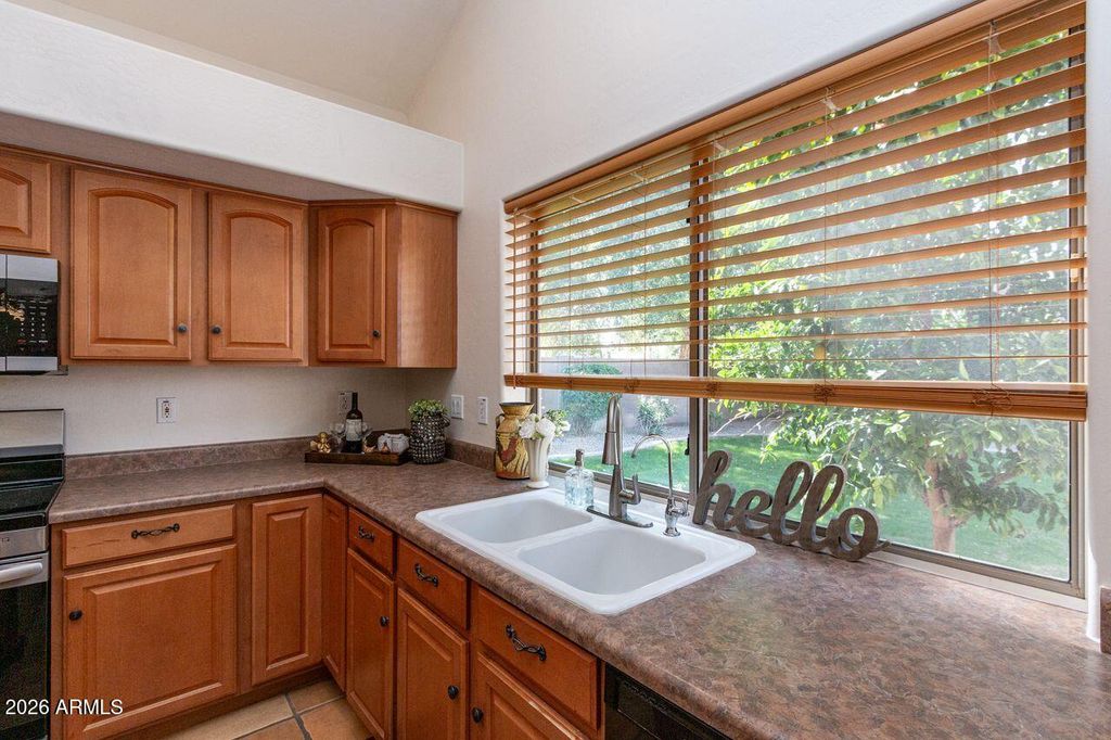 Image 6 of property listing at 149 E CANYON CREEK Drive, Gilbert, AZ 85296