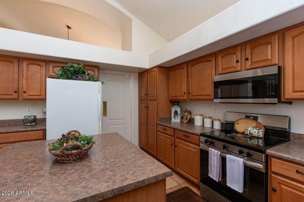 Image 7 of property listing at 149 E CANYON CREEK Drive, Gilbert, AZ 85296