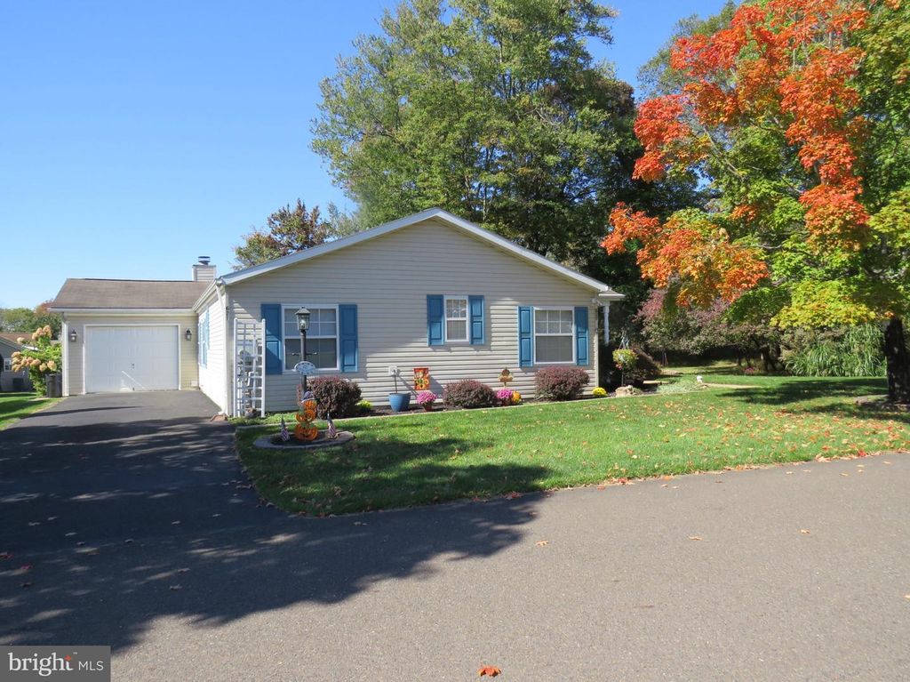 621 SPRING MEADOW CIR, NEW HOPE, PA 18938 — exterior