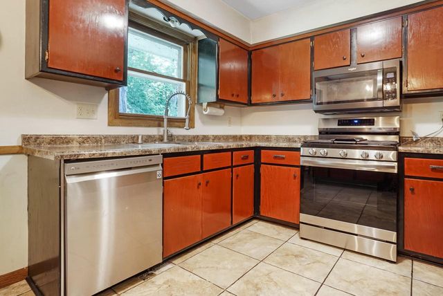 N105W21215 Oak LANE, Germantown, WI 53022