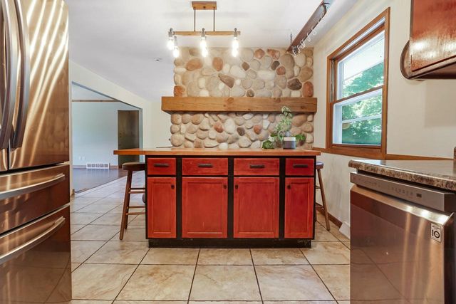 N105W21215 Oak LANE, Germantown, WI 53022