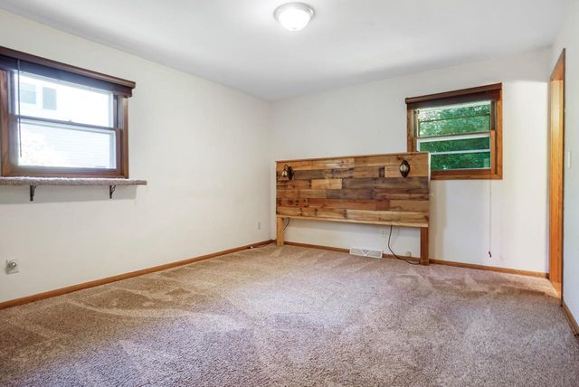 N105W21215 Oak LANE, Germantown, WI 53022