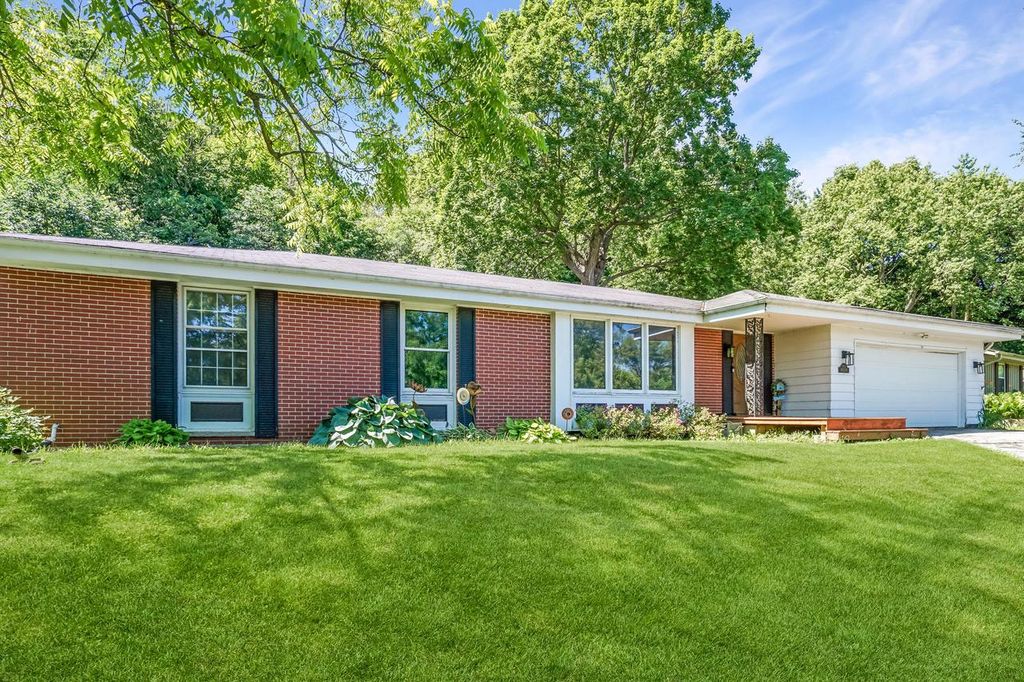 N105W21215 Oak LANE, Germantown, WI 53022