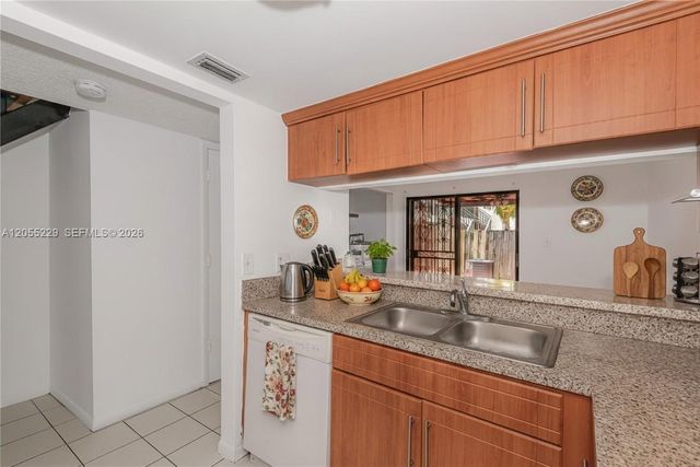1082 W 79th St 25, Hialeah, FL 33014