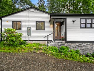 820 N King St, Northampton, MA 01060