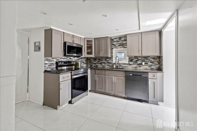 199 Grove Avenue, Woodbridge Proper, NJ 07095