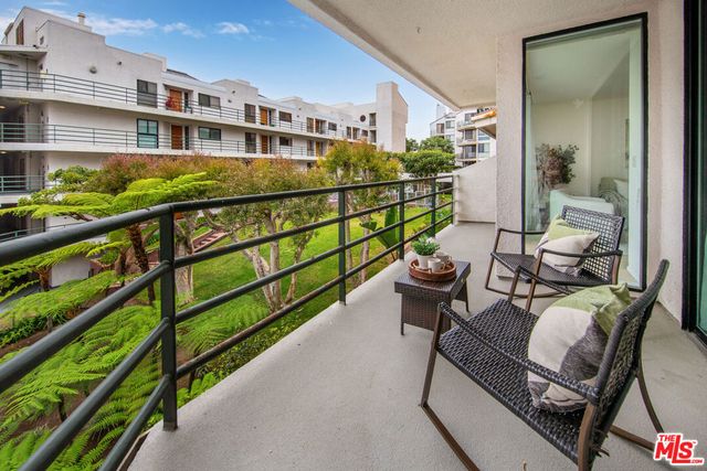 2960 Neilson Way 304, Santa Monica, CA 90405