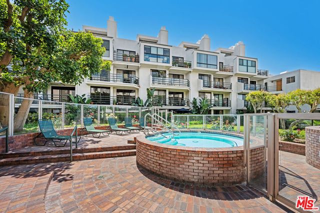 2960 Neilson Way 304, Santa Monica, CA 90405