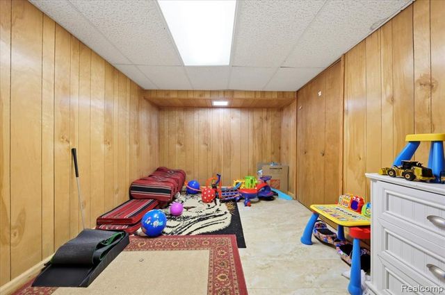 8271 Arnold Street, Dearborn Heights, MI 48127