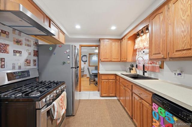8271 Arnold Street, Dearborn Heights, MI 48127