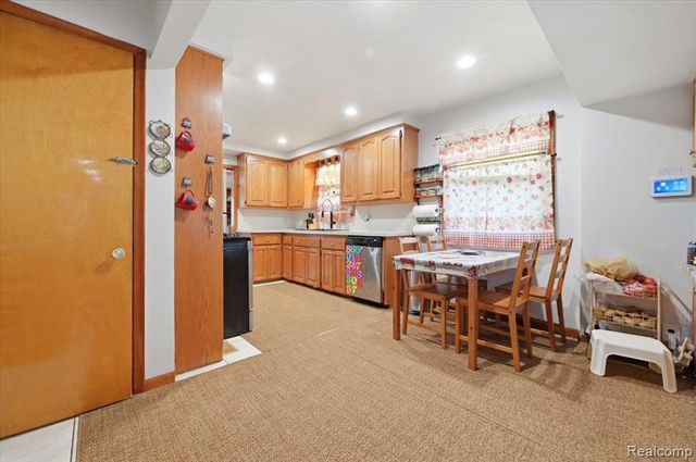 8271 Arnold Street, Dearborn Heights, MI 48127