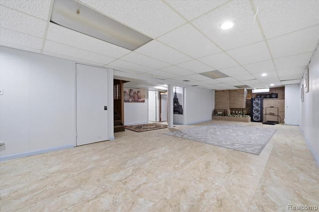 8271 Arnold Street, Dearborn Heights, MI 48127