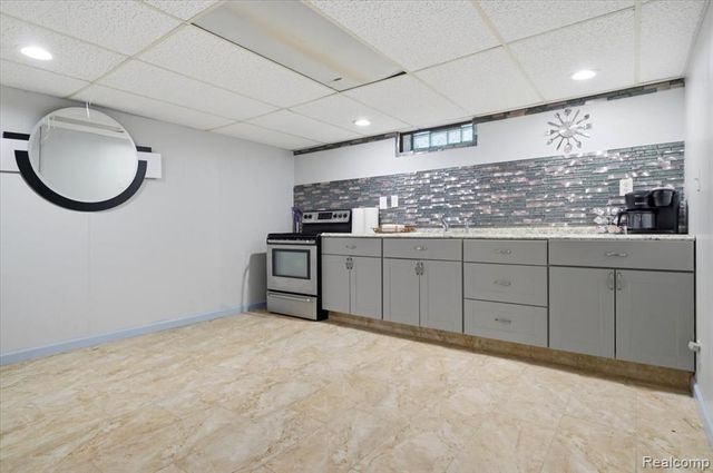 8271 Arnold Street, Dearborn Heights, MI 48127