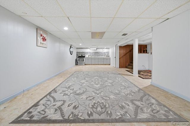 8271 Arnold Street, Dearborn Heights, MI 48127