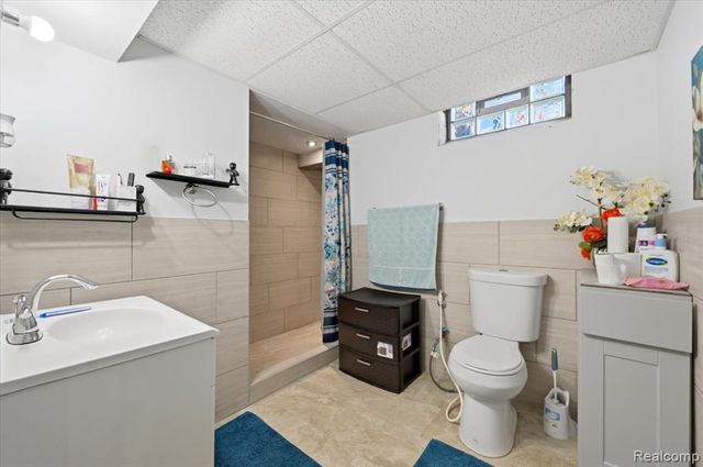 8271 Arnold Street, Dearborn Heights, MI 48127