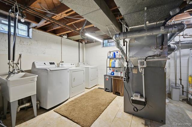8271 Arnold Street, Dearborn Heights, MI 48127