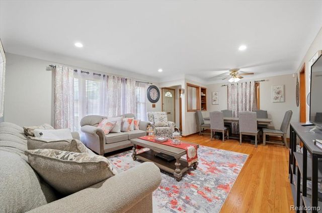 8271 Arnold Street, Dearborn Heights, MI 48127