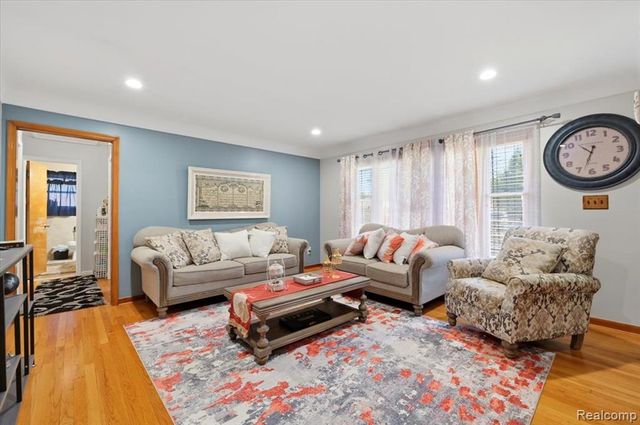 8271 Arnold Street, Dearborn Heights, MI 48127