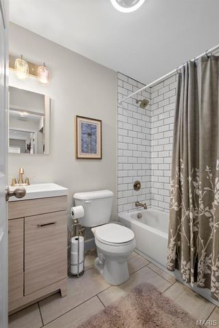 9842 Coventry Lane, St Louis, MO 63123